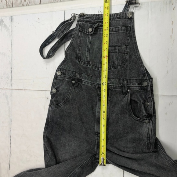 We The Free Crop Capri Bib Overalls Dark Work Denim Jeans Womens Sz 24 - Picture 4 of 11